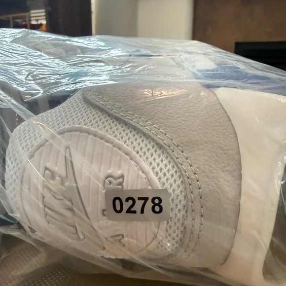 Nike Air Max White Blue Black Men’s Size 11.5 Sneakers NWOT - Picture 8 of 8